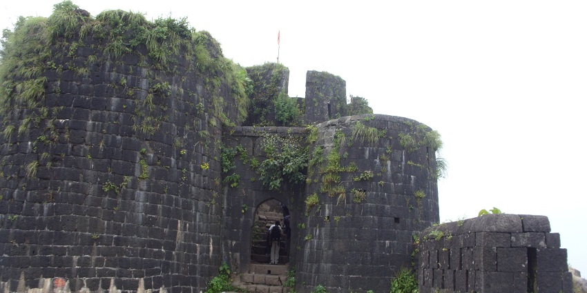 Sangli Fort showcases rich history, stunning architecture, and scenic views.