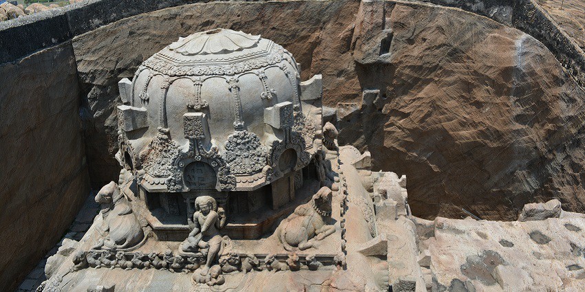 A temple situated in Kalugumalai, a panchayat town in Kovilpatti Taluk.