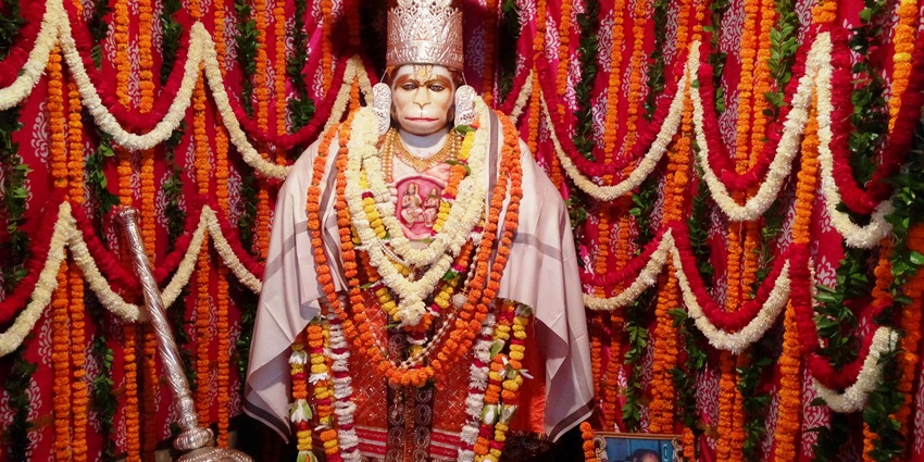 Beautiful idol in Sankat Mochan Hanuman Temple, one of the best Hanuman temples in Maharashtra.
