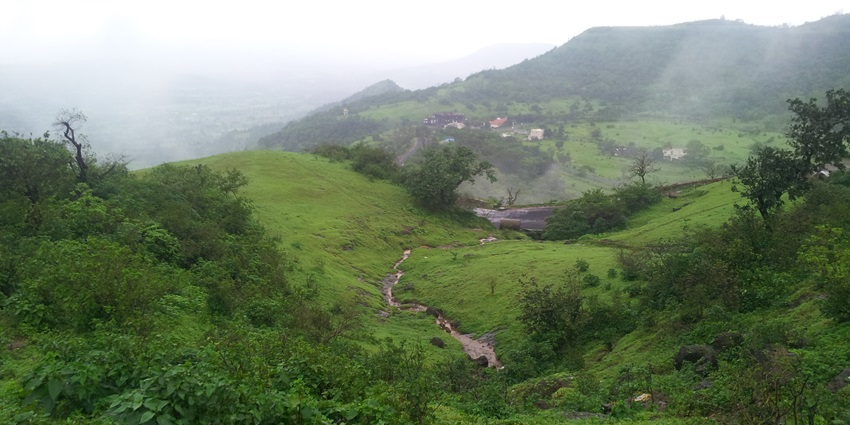 A picture of the scenic hill stations of Saputara with a cover of lush greenery and misty air