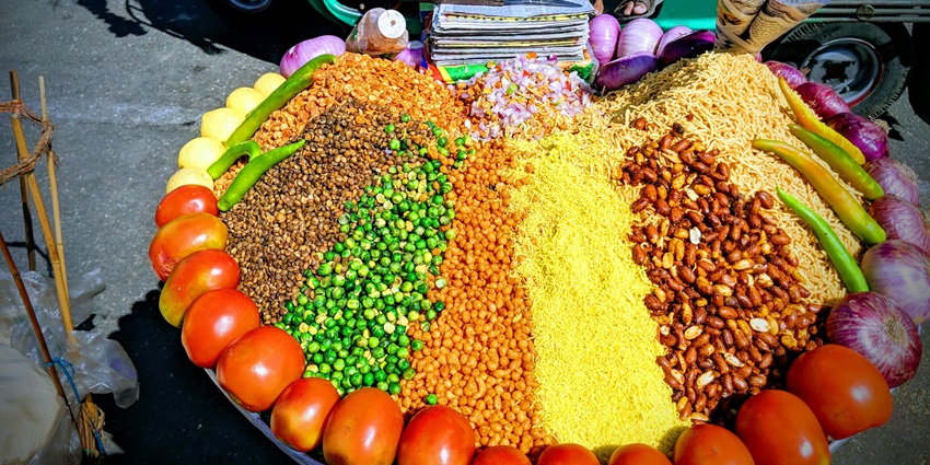 An image showing mouth-watering dishes offered by one of the top places to visit in Indore for food.