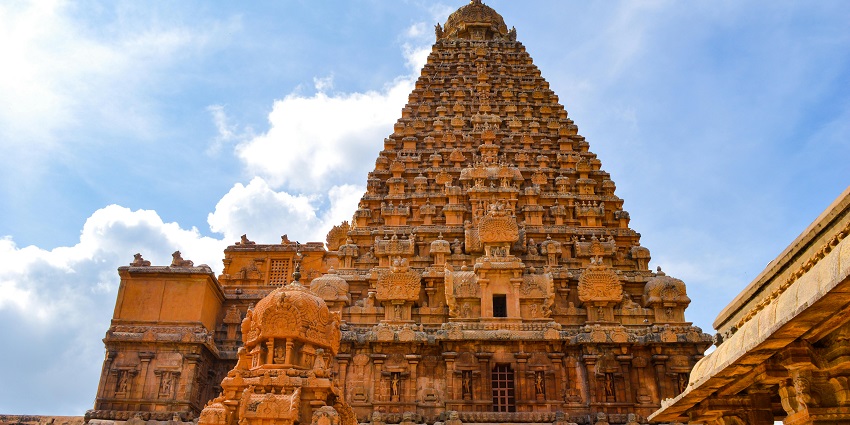 Saranatha Perumal Temple is about 24 km from Kumbakonam on the way to Thiruvarur, another Thirucherai Temple.