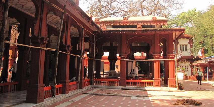 Sarasbaug Ganpati Temple is a famous Ganesh temple in Pune which is surrounded by water on all sides