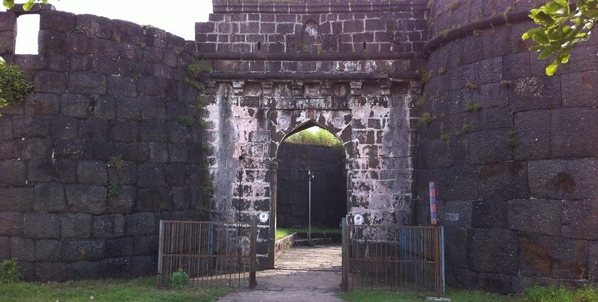 Sarjekot Fort is a popular historic site with stunning Arabian Sea views in front of it.