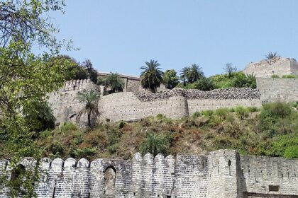 Saswad Fort offers panoramic views and rich historical significance