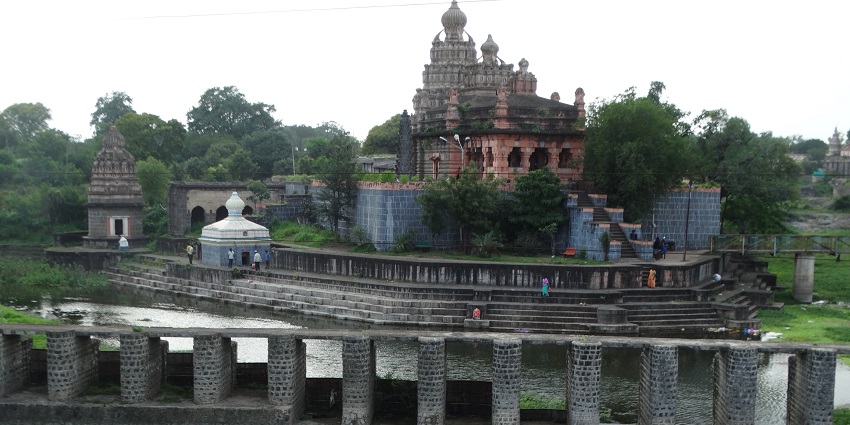 Saswad is a small town located near Pune and has various temples and eateries