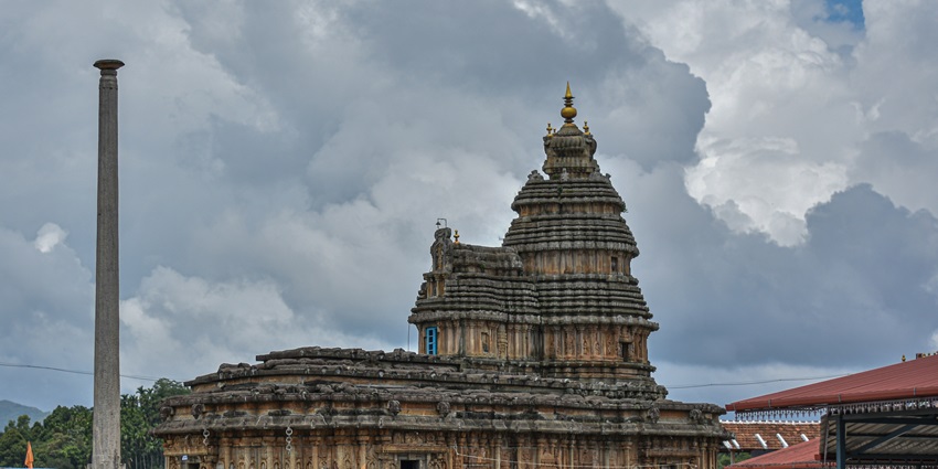 Image of the hindu temple surrounded by devotees—-Places to visit in Nagapattinam