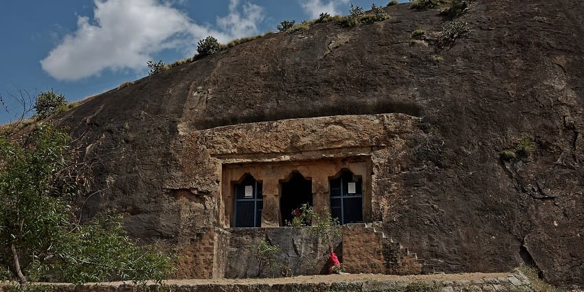 A scenic view of Satyagirinanthan Temple, one of the top cave temples in Tamil Nadu.