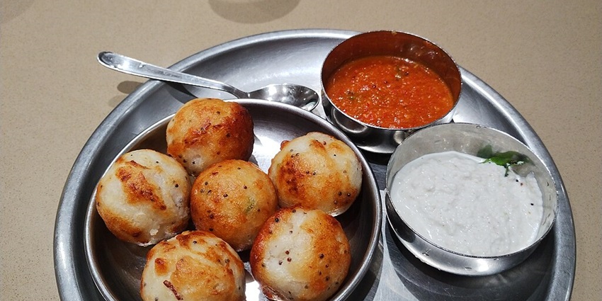 The best street food in Kodaikanal is crispy dosa served hot on Lake Road.