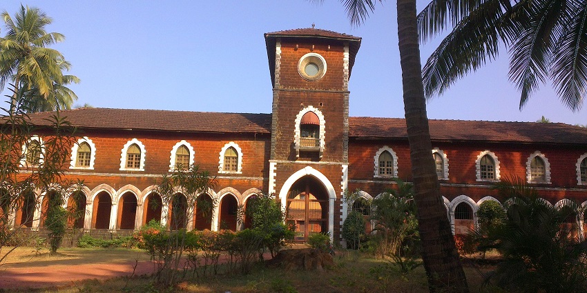 There are many places to visit in Sawantwadi like the Indo-Saracenic Sawantwadi Palace with ornate pillars and rich historical artefacts.
