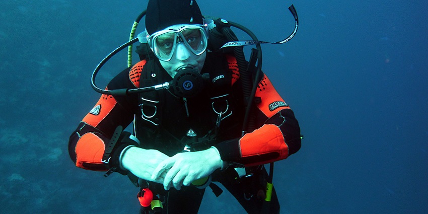 Experience water sports in Rameswaram with guided scuba diving excursions.