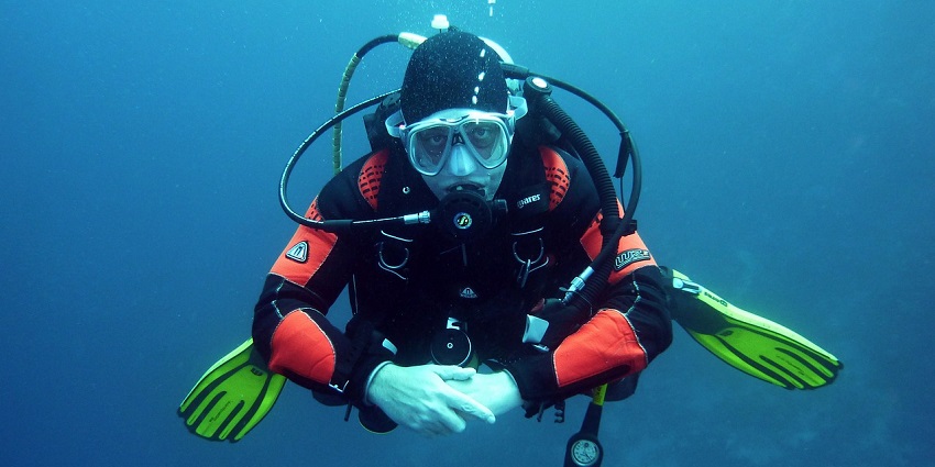 A picture of a diver enjoying scuba diving, one of the best water sports in Dapoli.