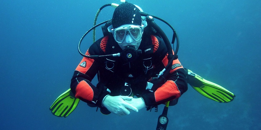 An image of a scuba diver at Diveagar, one of the best water sports in Pune.