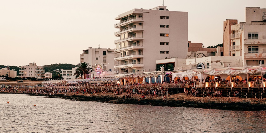Seagull in Fort Kochi offers a waterfront party atmosphere along with a live DJ
