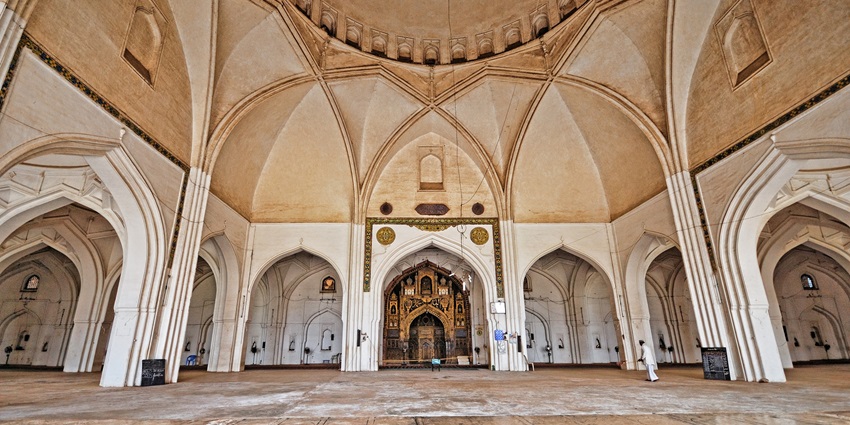 Step inside Jama Masjid and admire its stunning architecture and calm ambience.