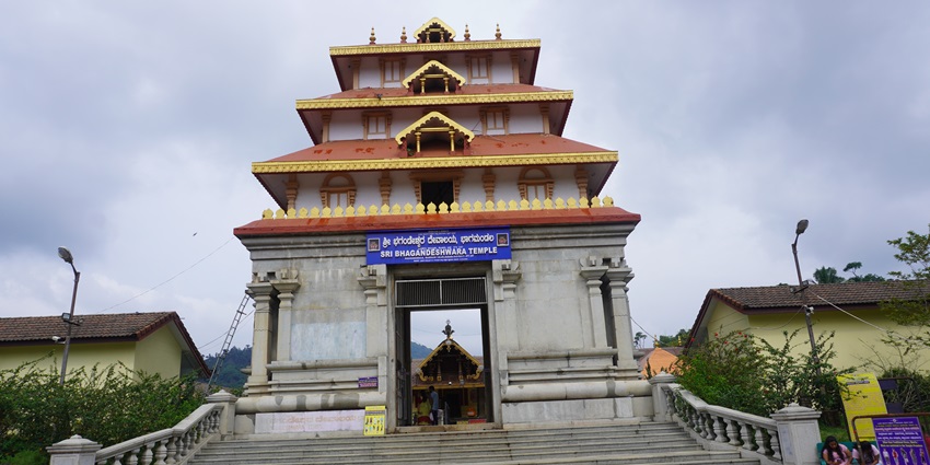 Seeking blessings at Bhagandeshwara Temple is one of the best things to do in Kodagu.