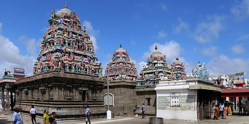 An image of the gopuram of Kapaleeswarar Temple, surrounded by market stalls