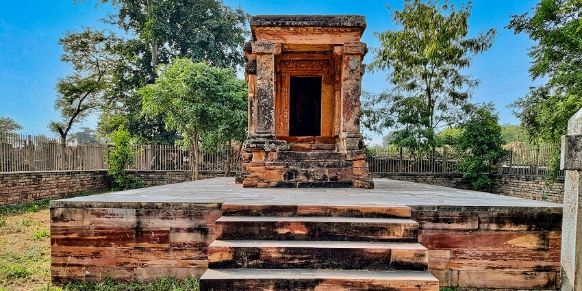 Seeking blessings at the Mahua Shiva Temple is one of the best things to do in Shivpuri.
