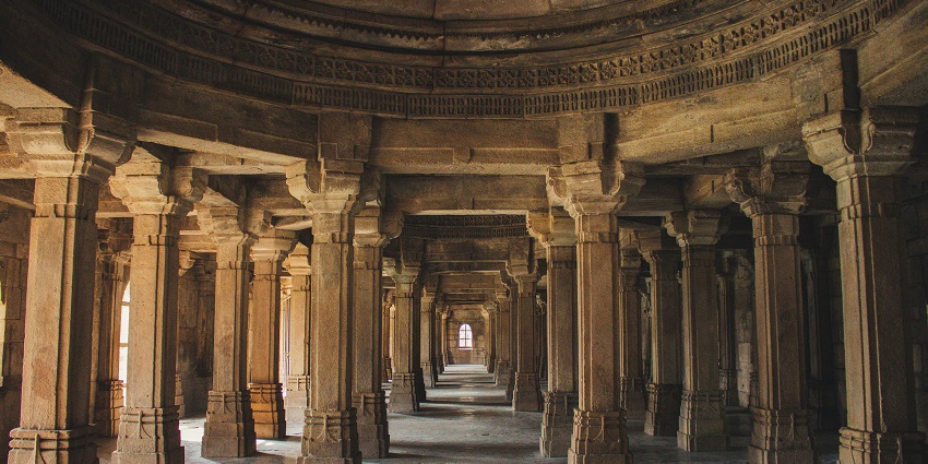 Visiting the iconic Vitthal Mandir is one of the best things to do in Dadar, Maharashtra.
