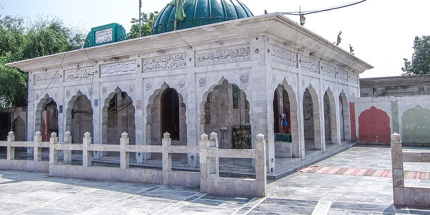 A glimpse of the popular Shah Jamal’s Tomb located in the city of Aligarh, India.