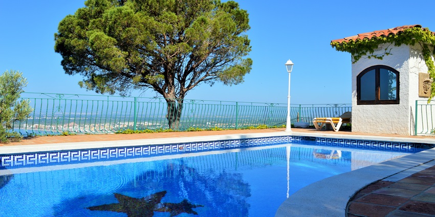 Elegant boutique resort with personalized services and scenic beauty.