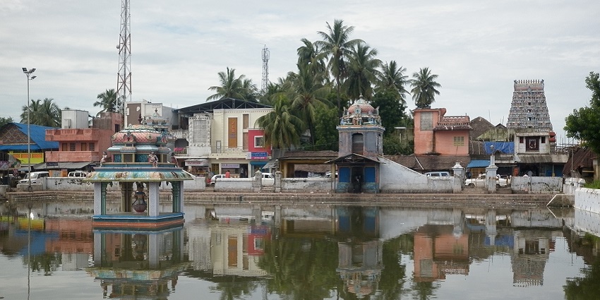 Thirunallar Dharbaranyeswarar Temple and tank in Tamil Nadu, India, during daytime.