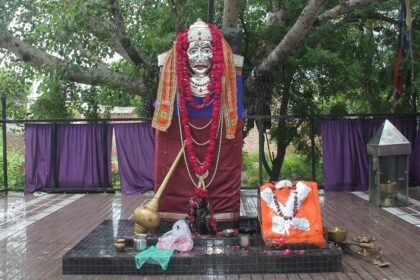 Seek blessing by offering prayers to the best shani temples in maharashtra