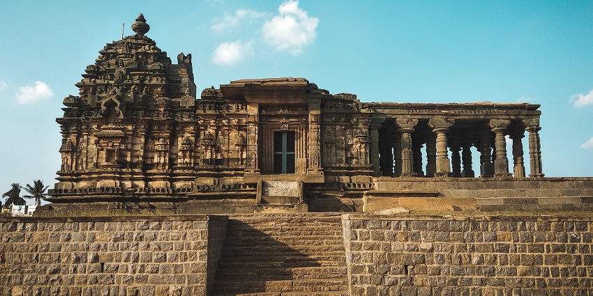Shankhla Parshwanath Jain Temple, among the famous becharaji temples offers tranquility, architecture, meditation, and worship.