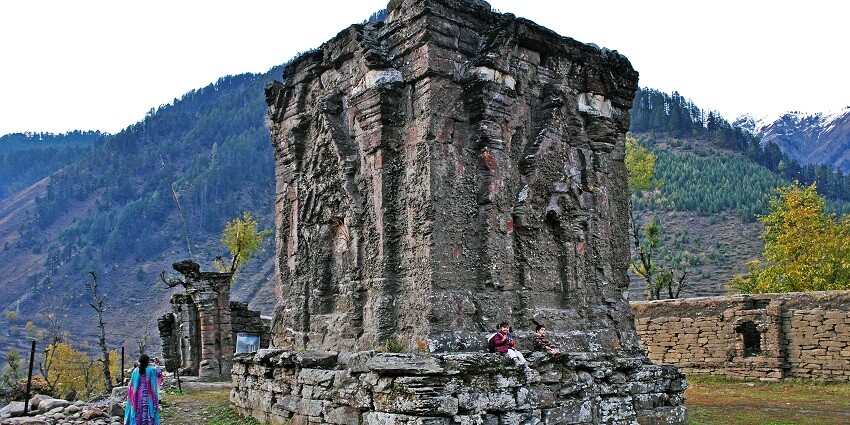 An image view of the Sharadha Temple atop a hill, a must-see among places to visit in Satna.