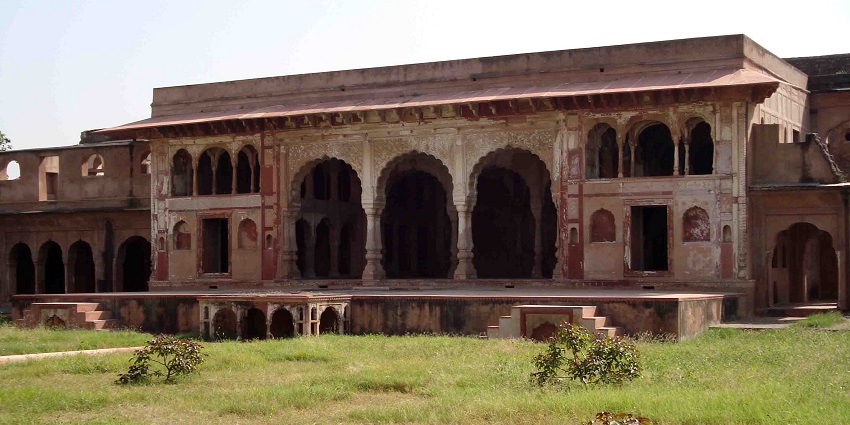 Sheesh Mahal is an ancient palace, owned by Nawab Faujdar Khan, home to many mirrors