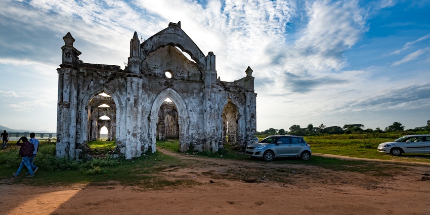 The Shettihalli Church features gothic style elements, perfect for photography.