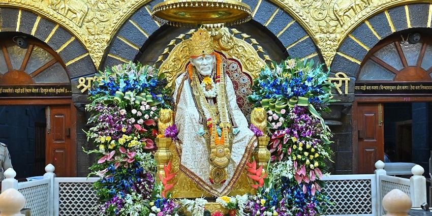 A picture of Sai Baba which is one of the religious places to visit near Alandi.