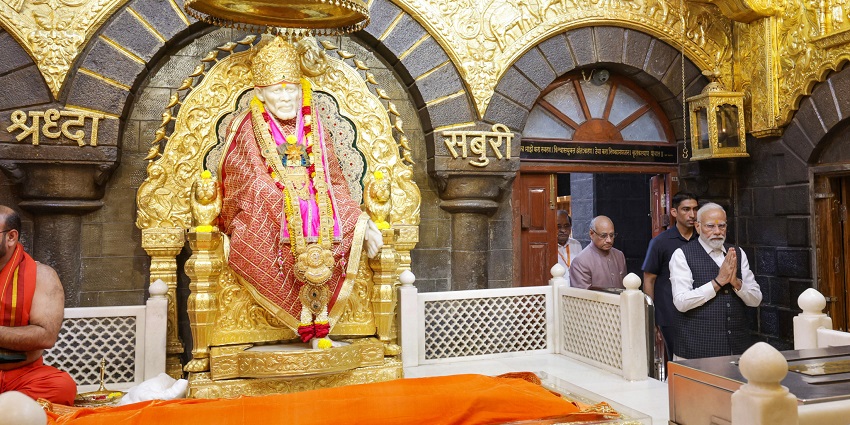 A picture of Sai Baba idol at Shirdi, a top place to visit near Pune in March