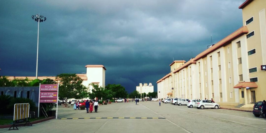 A picture of the buildings of Shri Sai Baba Temple in Shirdi taken on a cloudy day