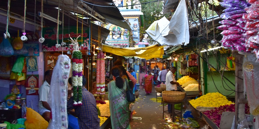 One of the places to visit in Shirdi for couples, local markets offer vibrant stalls with traditional clothing, religious souvenirs, and handicrafts.