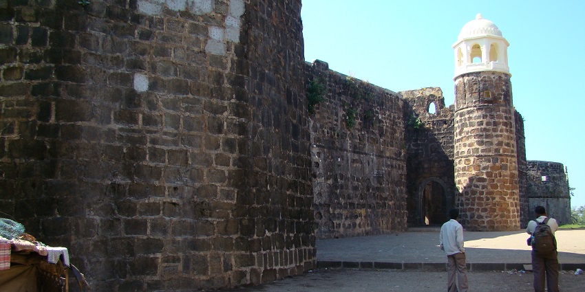 A picture of the historic Shirgaon Fort overlooking the Arabian Sea.