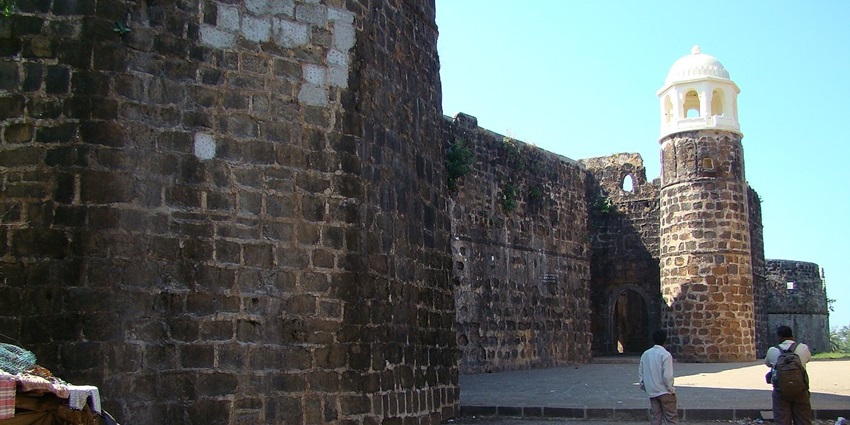 8Shirgaon fort is located at one side of Shirgaon beach in Palghar taluka