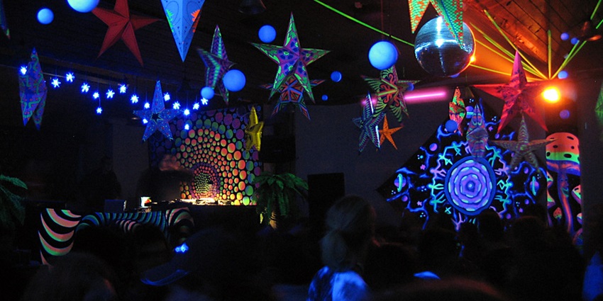 Shiva Valley is famous for its lively vibe and music.