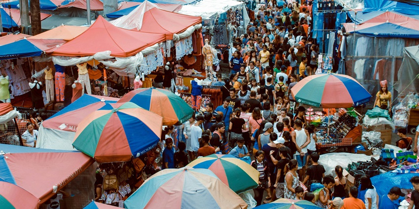 Shivaji Market, a famous shopping place in Kolhapur, features the local craftsmanship.