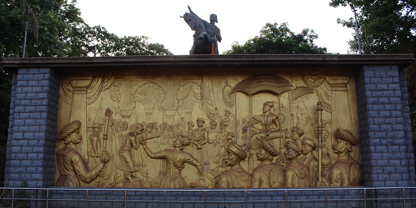 A statue of Shivaji Maharaj in Shivaji Park, a famous attraction near Mahim Fort.