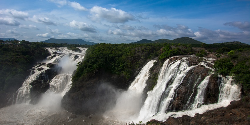 Majestic Shivanasamudra Falls is one of the places to visit near Bangalore with family.