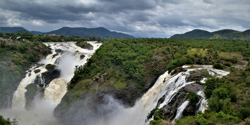Great waterfall at Shivanasamudra, a place to visit near Bangalore within 200 kms