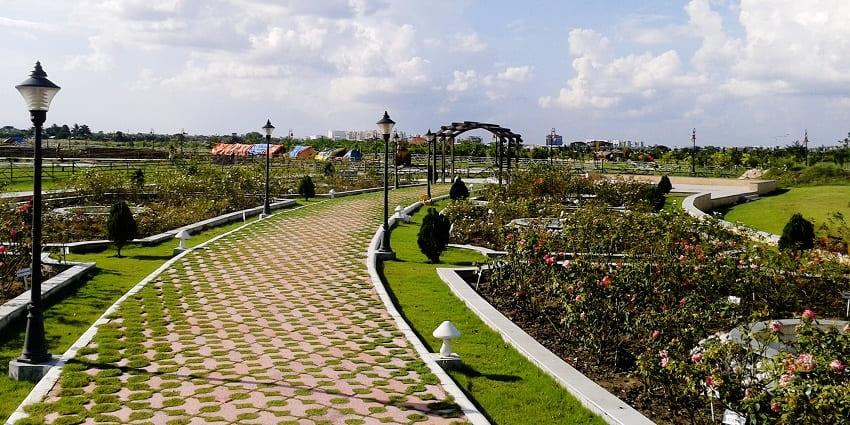 Nestled at Near Beverly Park, Near Cinemax, Shivar Garden is easily recognizable and accessible.