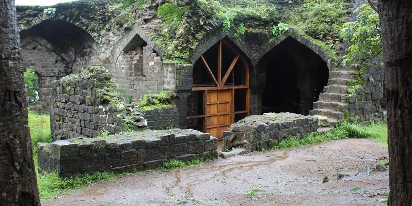 Climb to the historic Shivneri Fort, one of the best places to visit in Malshej Ghat.