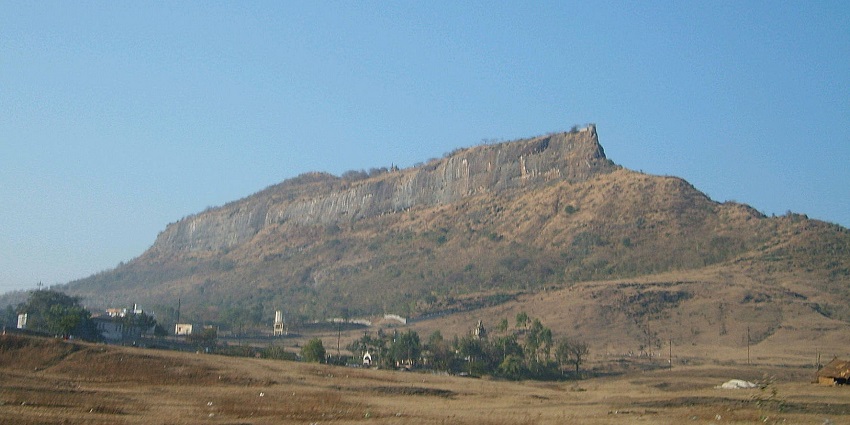 A photograph showing Shivneri Fort, one the top places to visit near Bhimashankar.