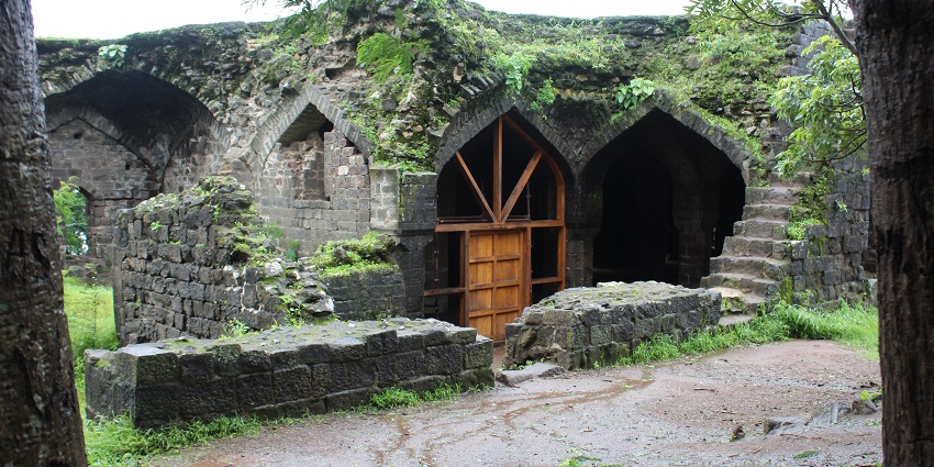 Shivneri Fort in the region offers key structures and Shivaji Maharaj's birthplace.
