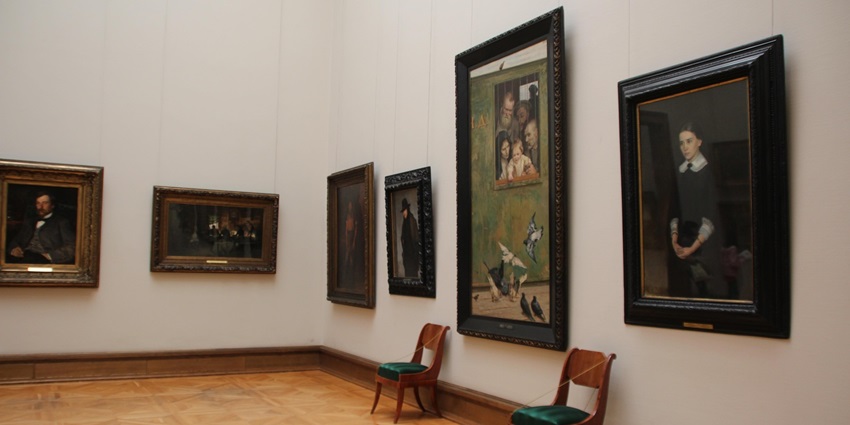 Image of a museum with wall paintings decorated - explore the district museum, one of the best things to do in Shivpuri