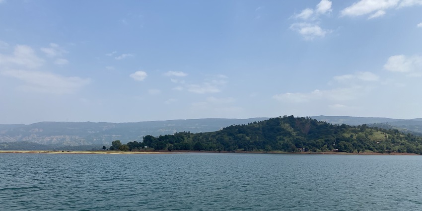 A picture of the clean Shivsagar Lake, one of the best tourist attractions Satara in summer.