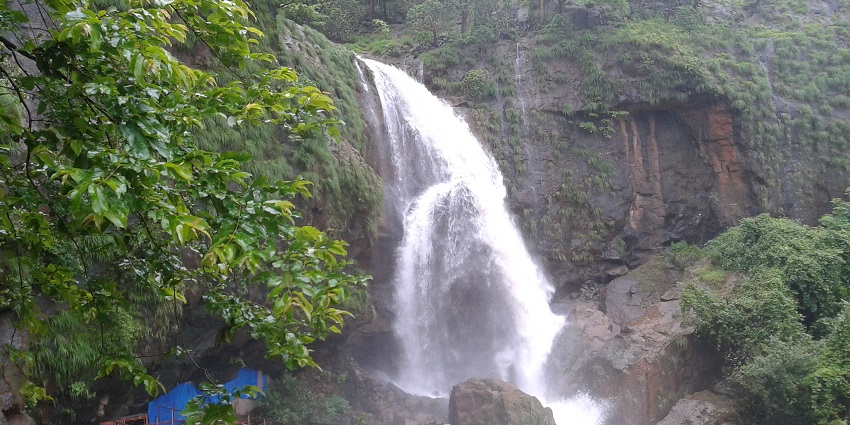 Shivthar Ghal is known for its beautiful waterfalls and nature surrounded by hills.
