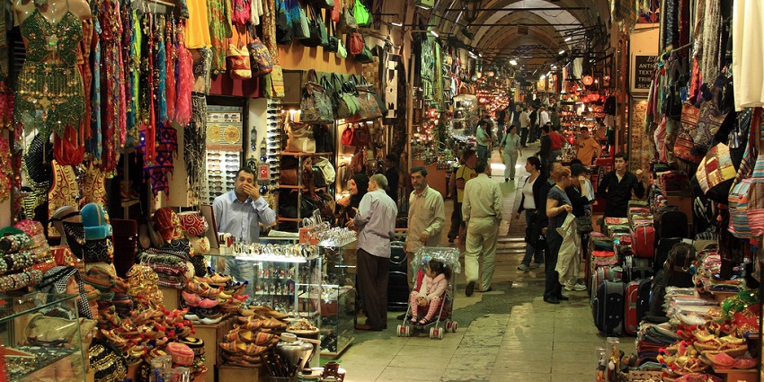 Shoppers at the bustling Saraf Bazaar in Nashik showcase an authentic shopping experience